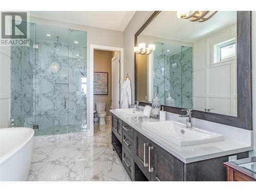936 Lamont Lane, Kelowna, BC - Indoor Photo Showing Bathroom