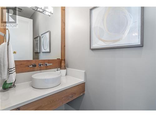 936 Lamont Lane, Kelowna, BC - Indoor Photo Showing Bathroom