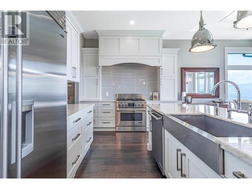 936 Lamont Lane, Kelowna, BC - Indoor Photo Showing Kitchen With Upgraded Kitchen