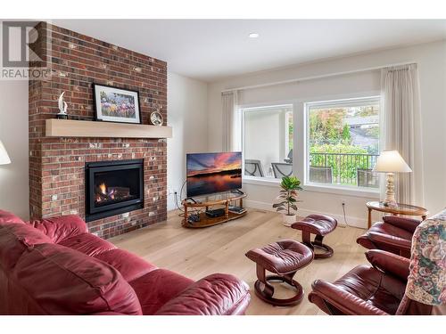 685 Balsam Road, Kelowna, BC - Indoor Photo Showing Living Room With Fireplace