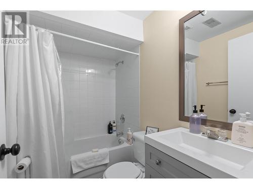1105 Kelview Street, Kelowna, BC - Indoor Photo Showing Bathroom