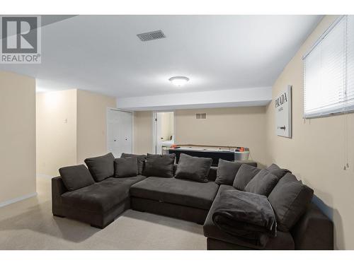 1105 Kelview Street, Kelowna, BC - Indoor Photo Showing Living Room