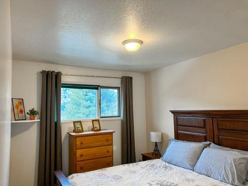 942 12Th Avenue, Montrose, BC - Indoor Photo Showing Bedroom