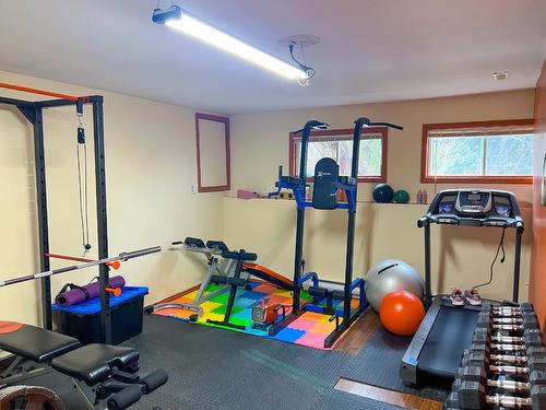 942 12Th Avenue, Montrose, BC - Indoor Photo Showing Gym Room