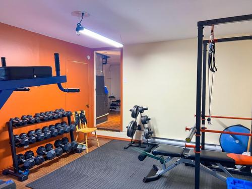 942 12Th Avenue, Montrose, BC - Indoor Photo Showing Gym Room