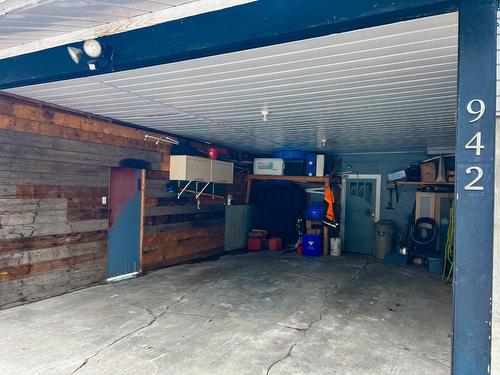 942 12Th Avenue, Montrose, BC - Indoor Photo Showing Garage