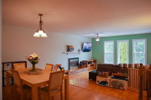 942 12Th Avenue, Montrose, BC - Indoor Photo Showing Dining Room With Fireplace