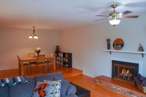 942 12Th Avenue, Montrose, BC - Indoor Photo Showing Living Room With Fireplace