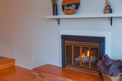 942 12Th Avenue, Montrose, BC - Indoor With Fireplace