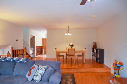 942 12Th Avenue, Montrose, BC - Indoor Photo Showing Living Room