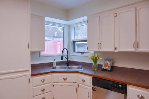 942 12Th Avenue, Montrose, BC - Indoor Photo Showing Kitchen With Double Sink