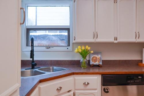 942 12Th Avenue, Montrose, BC - Indoor Photo Showing Kitchen With Double Sink