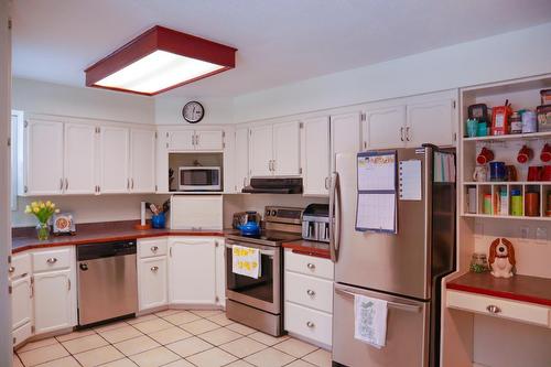 942 12Th Avenue, Montrose, BC - Indoor Photo Showing Kitchen