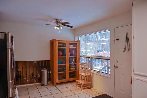 942 12Th Avenue, Montrose, BC - Indoor Photo Showing Other Room