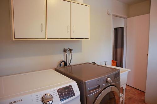 942 12Th Avenue, Montrose, BC - Indoor Photo Showing Laundry Room