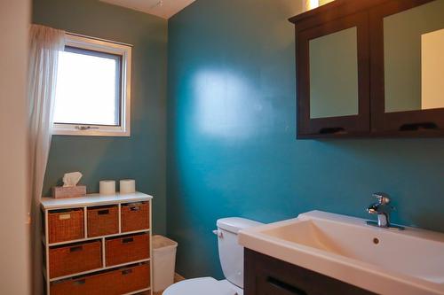 942 12Th Avenue, Montrose, BC - Indoor Photo Showing Bathroom