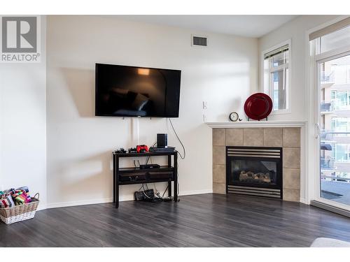 1088 Sunset Drive Unit# 434, Kelowna, BC - Indoor Photo Showing Living Room With Fireplace