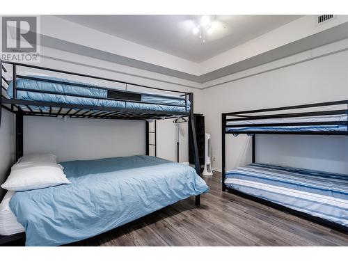 1088 Sunset Drive Unit# 434, Kelowna, BC - Indoor Photo Showing Bedroom