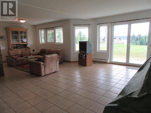 7946 Viewland Road, Bridge Lake, BC - Indoor Photo Showing Living Room