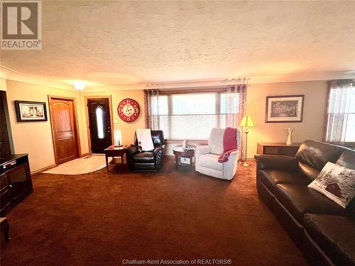 9670 Longwoods Road, Chatham, ON - Indoor Photo Showing Living Room
