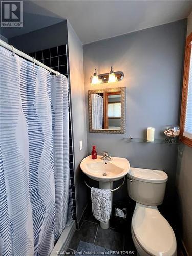 9670 Longwoods Road, Chatham, ON - Indoor Photo Showing Bathroom