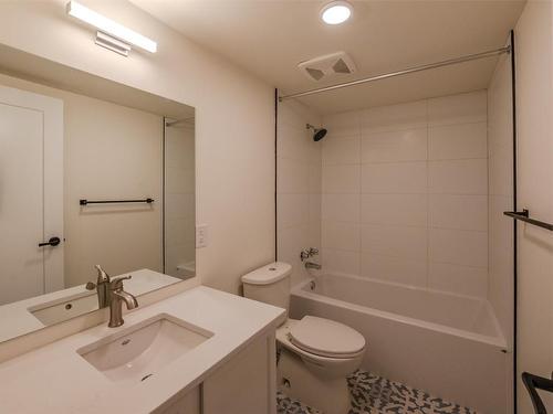 207-217 Elm Avenue, Penticton, BC - Indoor Photo Showing Bathroom