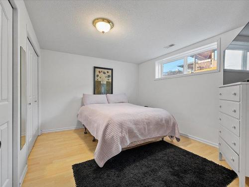 6098 Gummow Road, Peachland, BC - Indoor Photo Showing Bedroom