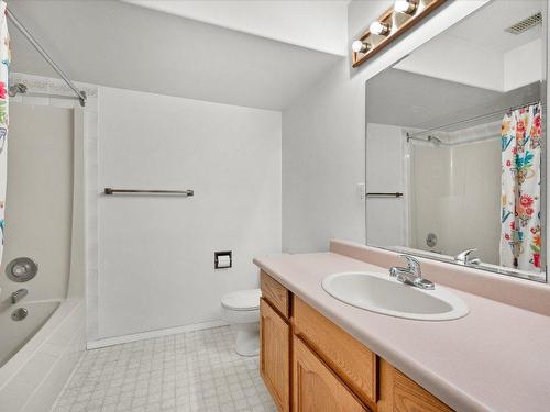 6098 Gummow Road, Peachland, BC - Indoor Photo Showing Bathroom
