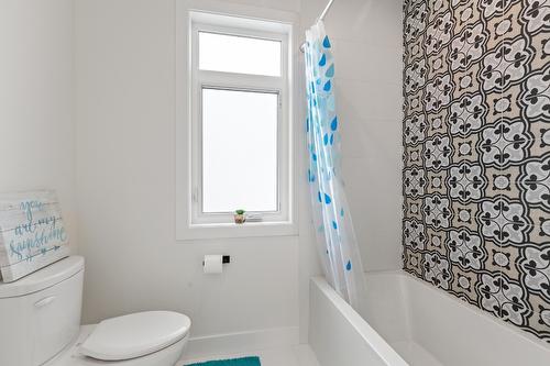 689 Balsam Road, Kelowna, BC - Indoor Photo Showing Bathroom