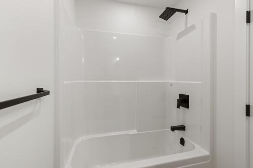 689 Balsam Road, Kelowna, BC - Indoor Photo Showing Bathroom