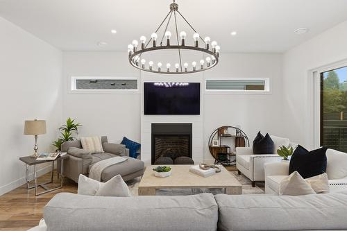 689 Balsam Road, Kelowna, BC - Indoor Photo Showing Living Room With Fireplace