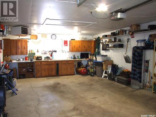 503 2Nd Street W, Leader, SK - Indoor Photo Showing Garage