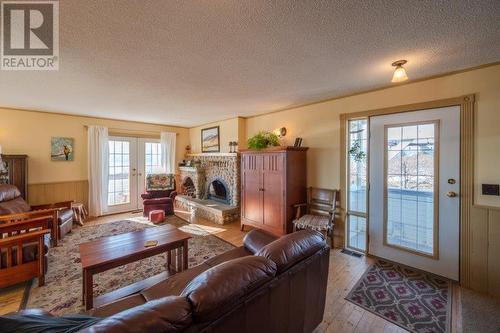 4550 Gulch Road, Naramata, BC - Indoor Photo Showing Living Room