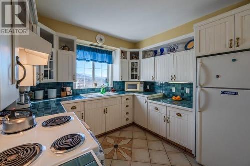 4550 Gulch Road, Naramata, BC - Indoor Photo Showing Kitchen