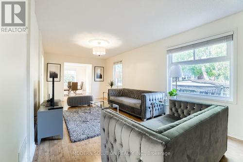 617 Curzon Ave, Mississauga, ON - Indoor Photo Showing Living Room