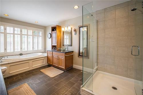 6034 Mountainside Street, Niagara Falls, ON - Indoor Photo Showing Bathroom