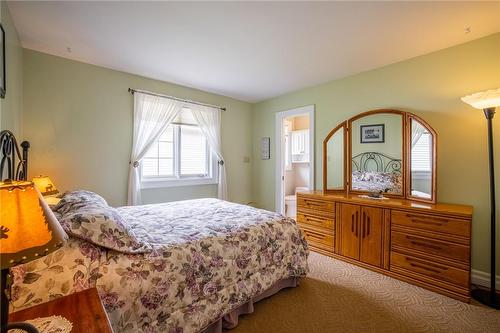 6034 Mountainside Street, Niagara Falls, ON - Indoor Photo Showing Bedroom