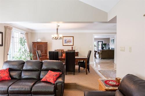 6034 Mountainside Street, Niagara Falls, ON - Indoor Photo Showing Living Room