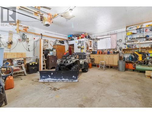 682 Elson Road, Sorrento, BC - Indoor Photo Showing Garage