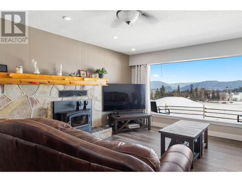 682 Elson Road, Sorrento, BC - Indoor Photo Showing Living Room With Fireplace