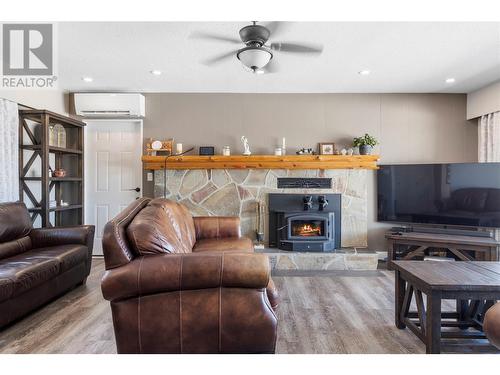 682 Elson Road, Sorrento, BC - Indoor Photo Showing Living Room With Fireplace