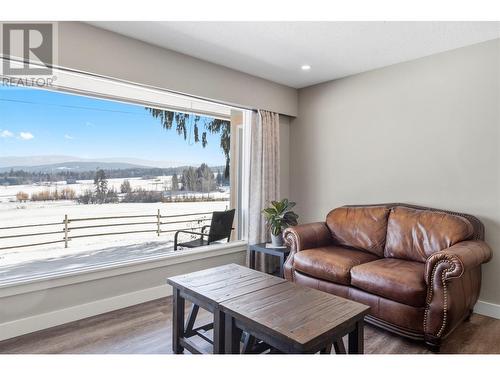 682 Elson Road, Sorrento, BC - Indoor Photo Showing Living Room