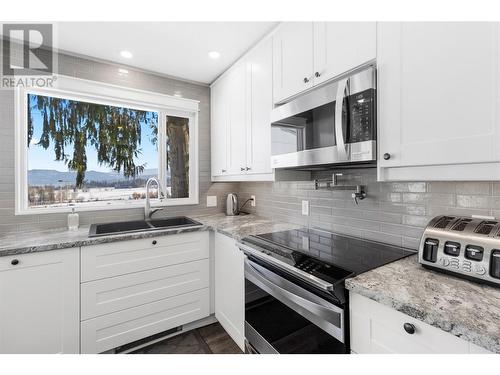 682 Elson Road, Sorrento, BC - Indoor Photo Showing Kitchen With Double Sink With Upgraded Kitchen