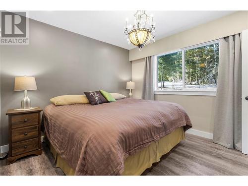 682 Elson Road, Sorrento, BC - Indoor Photo Showing Bedroom