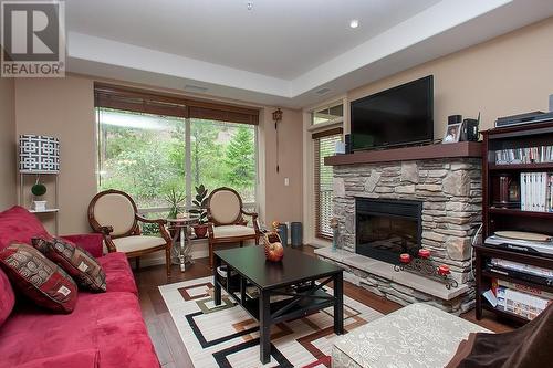 2770 Auburn Road Unit# 207, West Kelowna, BC - Indoor Photo Showing Living Room With Fireplace