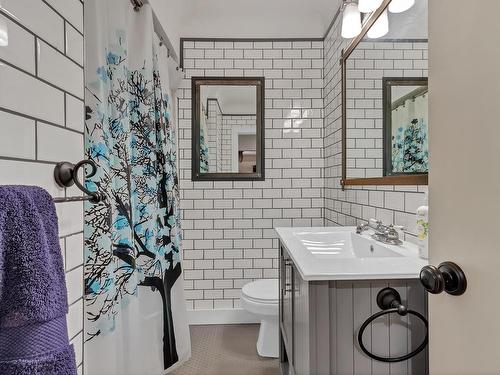 618 14Th St, Courtenay, BC - Indoor Photo Showing Bathroom