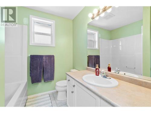 352 Rio Drive S, Kelowna, BC - Indoor Photo Showing Bathroom