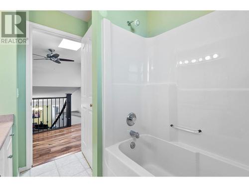 352 Rio Drive S, Kelowna, BC - Indoor Photo Showing Bathroom