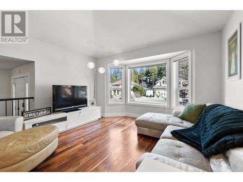 352 Rio Drive S, Kelowna, BC - Indoor Photo Showing Living Room