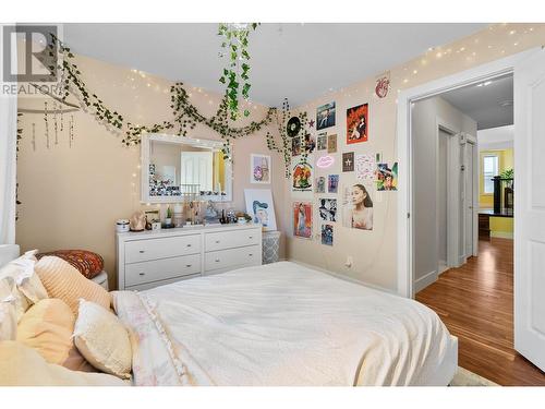 352 Rio Drive S, Kelowna, BC - Indoor Photo Showing Bedroom